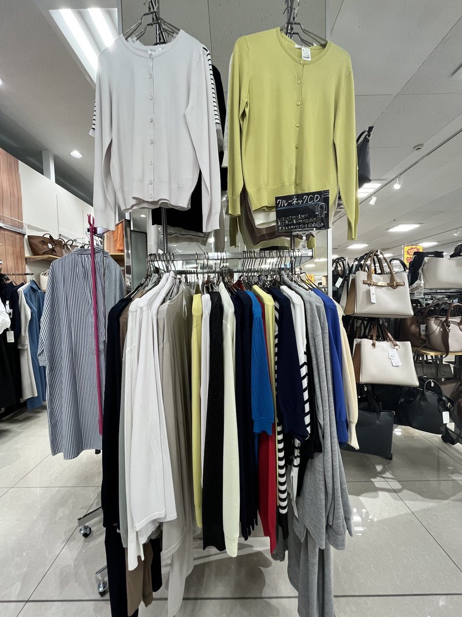 夏の必需品❣️
さらっと羽織れるカーディガンで賢く冷房対策✨
外は暑くても、オフィスやお店の中は冷房が効きすぎて寒い・・・なんてことよくありますよね😁
そんな時に大活躍するのが、さらっと羽織れるカーディガン‼️
カラー豊富に取り揃え中です😊
店頭でチェックしてみてね👀