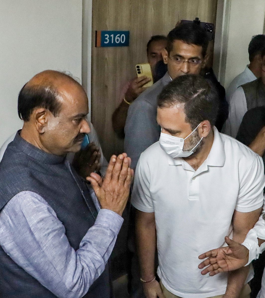 आपको क्या लगता है? इन दोनों लोगों के बीच क्या बातचीत चल रही है?