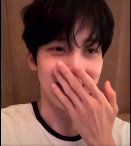 yeoyeocronch's tweet photo. @lvs_utopia his hands are so pretty oml https://t.co/Bk79jYBXXJ