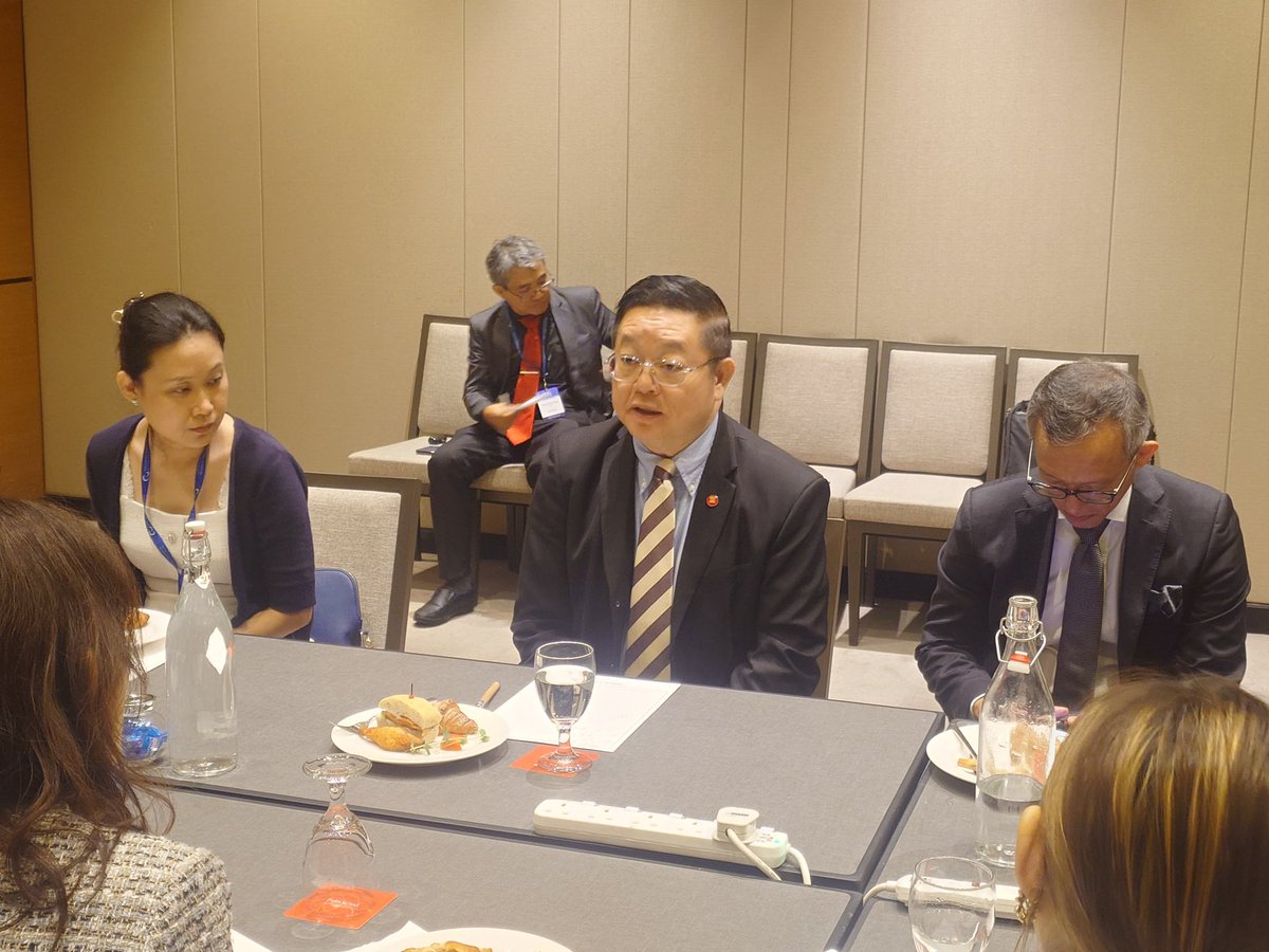 Secretary-General of ASEAN, Dr. Kao Kim Hourn, today held an interface session with participants of the Singapore Institute of International Affairs (SIIA) Emerging Leaders Network (ELN) programme at the sidelines of the 17th ASEAN and Asia Forum, in Singapore. Dr. Kao provided
