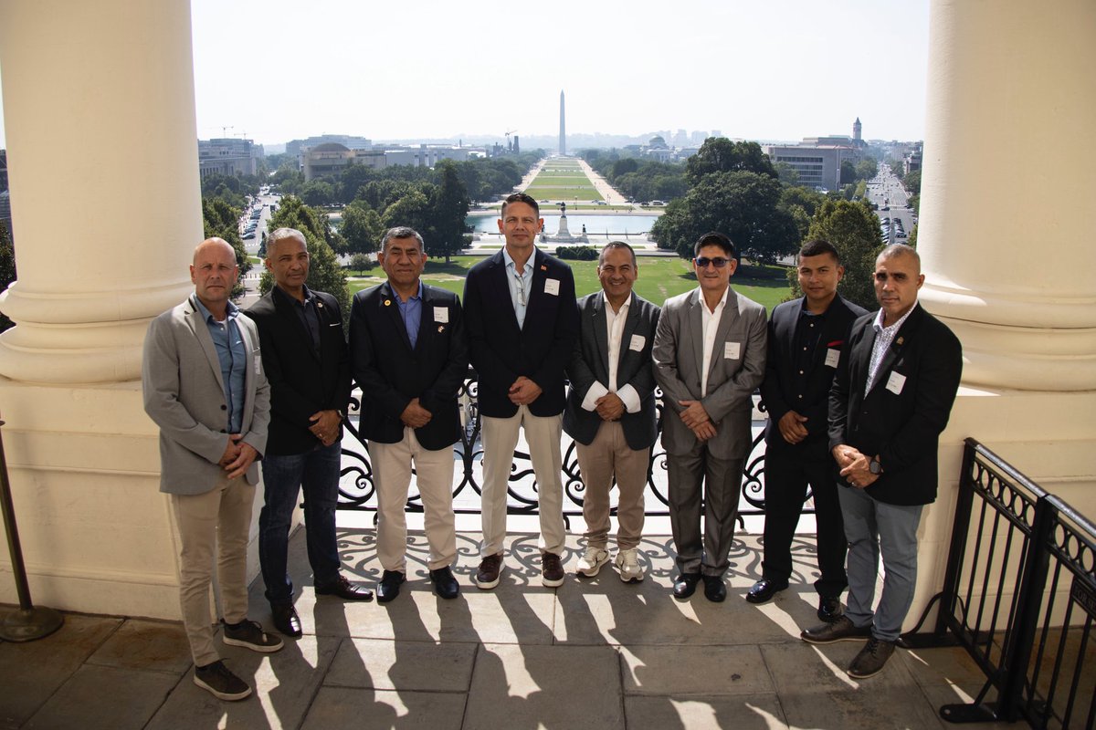 USMCSgtMaj's tweet image. The 2025 Marine Leaders of the Americas Conference started today. I had the privilege of touring the U.S. Capitol with a group of senior enlisted attendees — a unique opportunity to share in learning, and build lasting relationships among our #Marine forces. #MLAC #MLAC2025