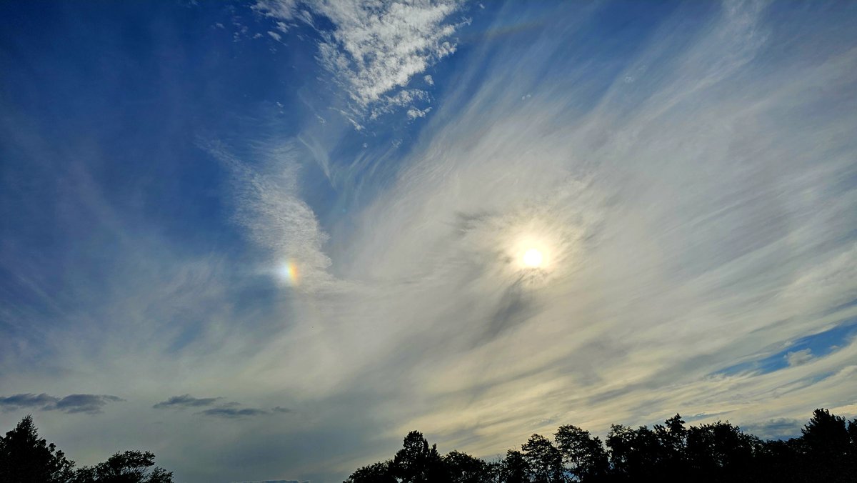 What is that rainbow spot next to the sun? 🤔

If you saw this over Blacksburg, VA this evening, you saw a sundog! 🐶☀️ It's an optical illusion that happens when sunlight shines through millions of tiny ice crystals high in the atmosphere.

#sundog #skywatching #science #clouds
