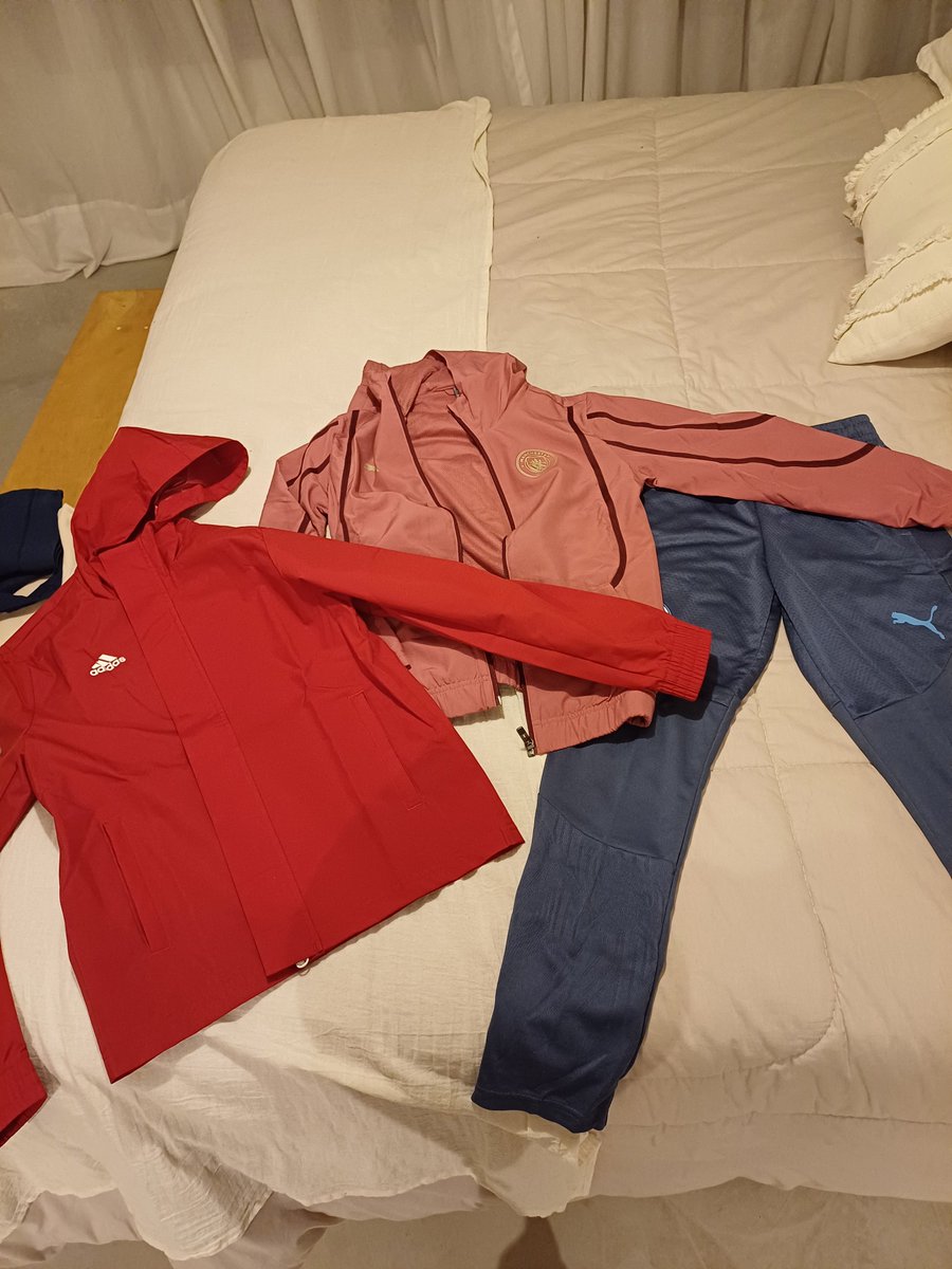 Llego para los más pequeños de la casa. 
La campera adidas impermeable tremenda.  11 usd
La del city increíble calidad. 27 usd
El pantalón del city con un relieve zarpado 18 usd.
Poty, al servicio de DHL. Debería haber llegado el 30 de julio. Llego hoy al interior de cba.