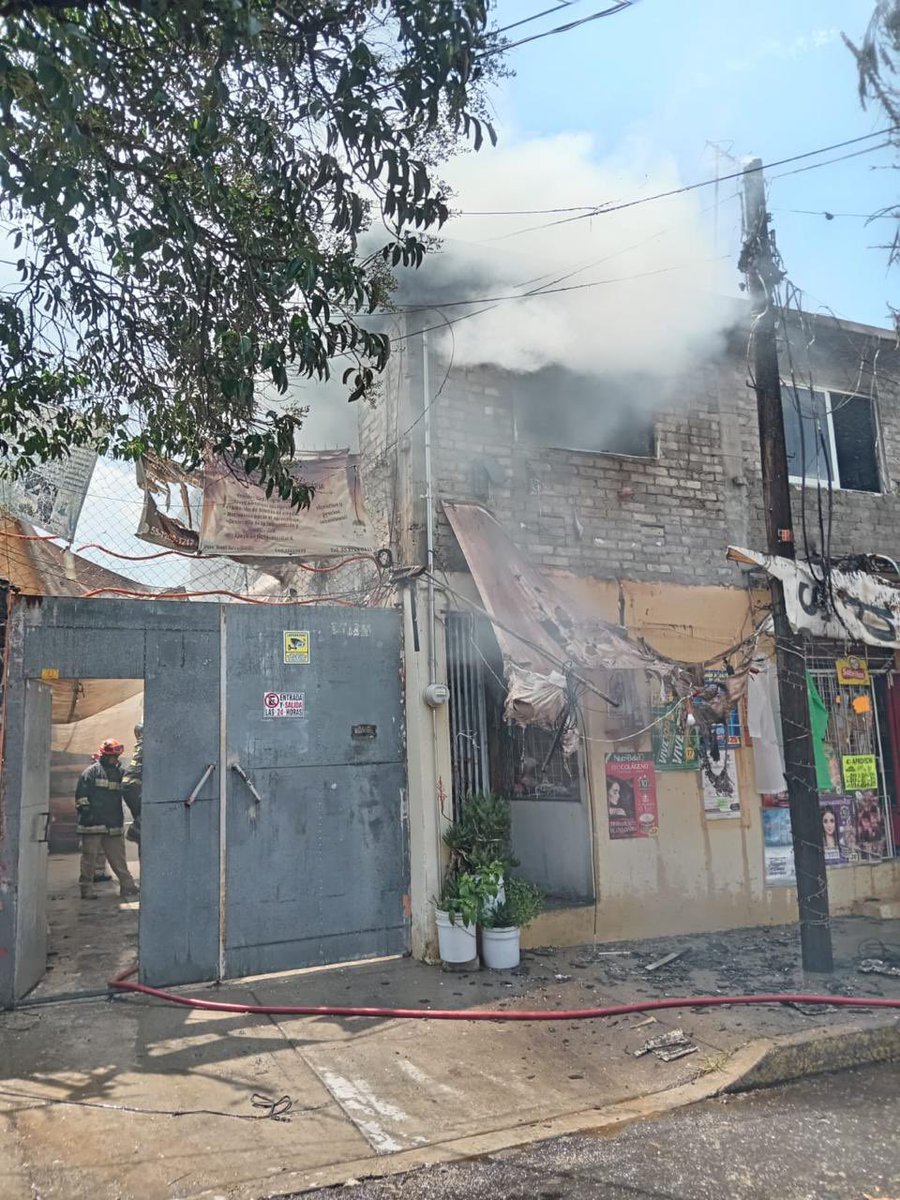 🔻 Atendimos incendio en vivienda de la Col. Ajusco.

Elementos de  #UGIRPC de la Alcaldía, <a href="/Bombero_CDMX/">El Bombero Enojado</a>, <a href="/SSC_CDMX/">SSC CDMX</a> controlaron la emergencia, sin lesionados.
