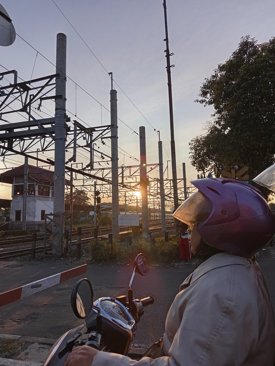 .
.
tetaplah menjadi seseorang yang baik hati 
dan punya sabar yang tak terbatas jangan ubah tatapan matamu
biarlah teduh bagi siapa saja

---

karna hidup itu seperti matahari
kadang tertutup awan, tapi sinarnya slalu ada untuk semesta 

- pov 6.18 ✨
