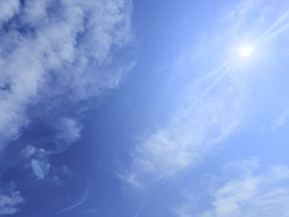 おはよ☀️
今日の空。
朝からとても暑い。

今日から甲子園開幕。
がんばれ！