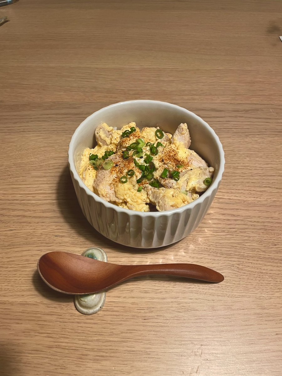 www_cookbot_jp's tweet photo. 8/5(火)のレシピ📝
🍱 鶏むね肉でヘルシー親子丼
鶏むね肉を使用することで、カロリーを抑えたヘルシーな親子丼です。パサつきがちな鶏むね肉も、下処理をす...
#CookBot #AIレシピ #料理 #料理記録 #おうちごはん
https://t.co/AcA3cpizMX https://t.co/HiHiFiocfm