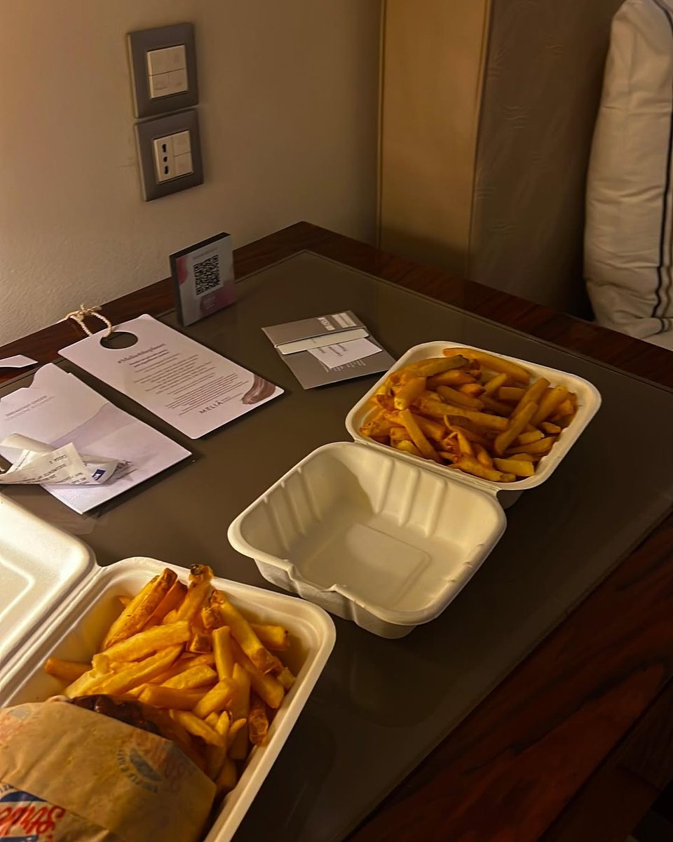 doe_jane404's tweet photo. I spent $19 eating alone in a room I didn't live in. Travel truly is therapeutic.
💳🥡 #financialtherapy https://t.co/3SFKdRRyGy