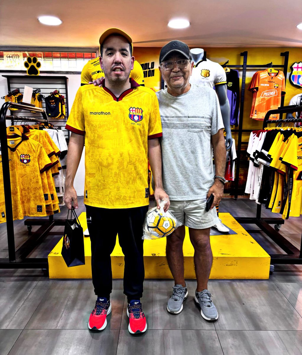 BSCstore (@bscstoreoficial) on Twitter photo Carlos Medina y su hijo Carlos, recibieron obsequios por ser clientes frecuentes del #BSCStore 🎁💛
¡<a href="/sociosbsc/">SOCIOS BSC</a> e hinchas, sigan comprando y podrán llevarse premios como ellos! 😎
#BarcelonaSomosTodos Carlos Medina y su hijo Carlos, recibieron obsequios por ser clientes frecuentes del #BSCStore 🎁💛
¡<a href="/sociosbsc/">SOCIOS BSC</a> e hinchas, sigan comprando y podrán llevarse premios como ellos! 😎
#BarcelonaSomosTodos