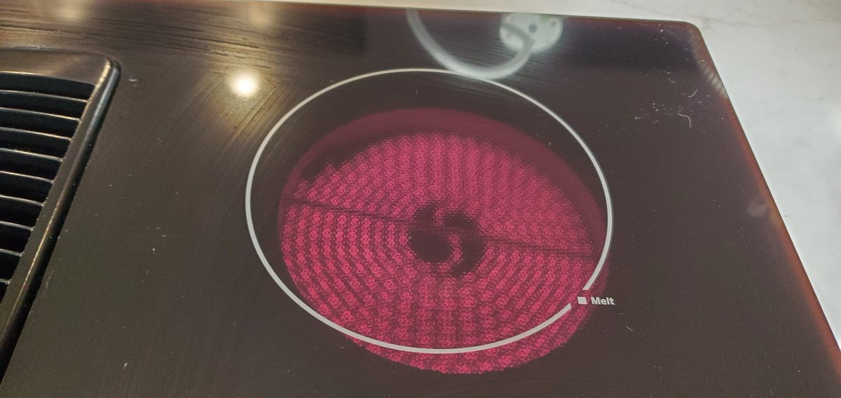TamiKech's tweet image. Brand new $3k #GEProfile electric cooktop.  Real quality work for the heat indicator lines vs the hot radiant heat coil! #GE #Qualityfail Unbelievable how far the quality and pride in workmanship has fallen!