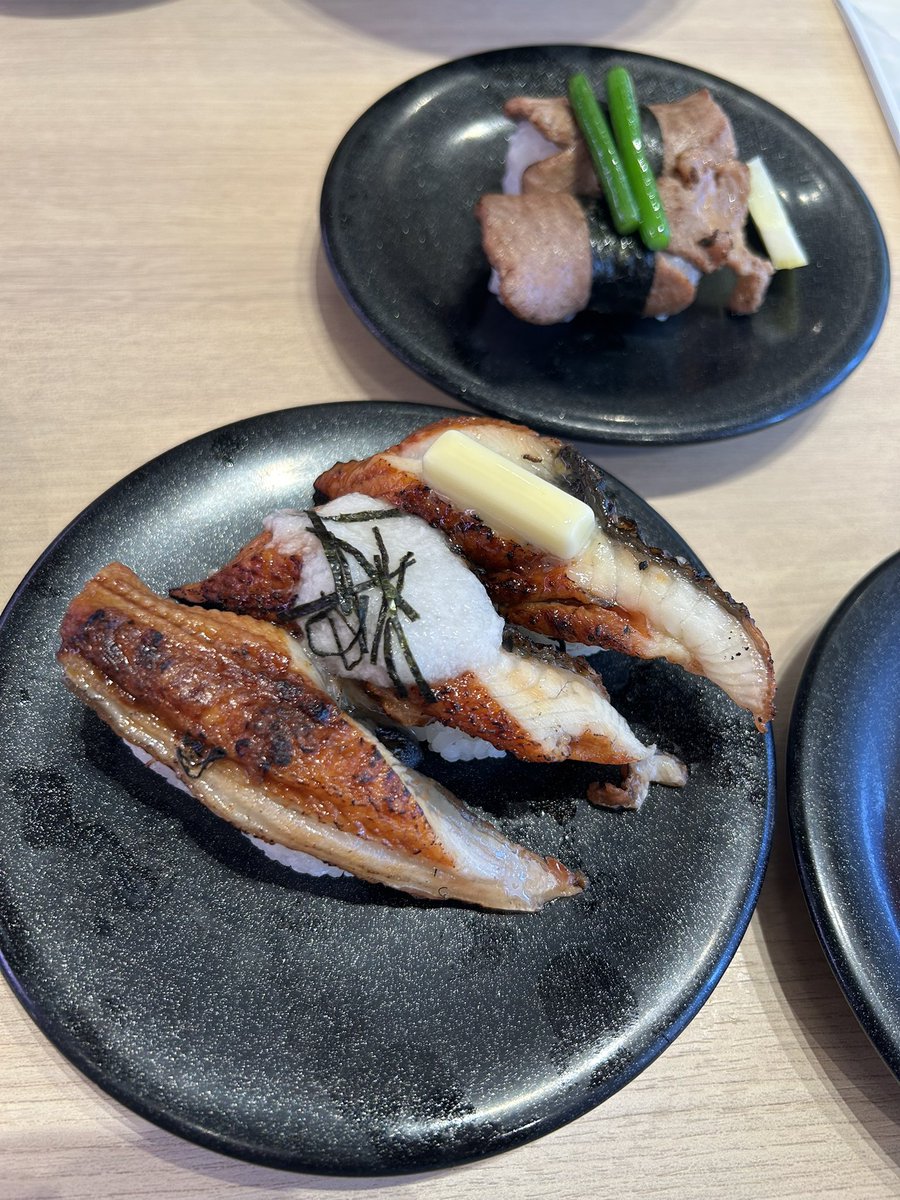 おはようございます♪
夏休みシーズンでプールバッグ持った子供たちを横目に出勤しました🥺
大人にも夏休みをくださいほんまに🙏
今日も一日頑張りますー！！

週末食べたお寿司が美味しかったので🍣