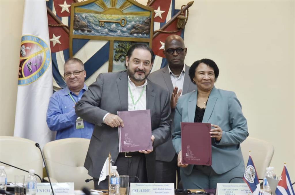 La Organización Latinoamericana de Energía (Olade) y La Universidad de La Habana rubricaron hoy un memorando de entendimiento en materia de capacitación de energética.
👉🏼 Más en #PrensaLatina
🔗prensa-latina.cu/2025/08/04/ola…