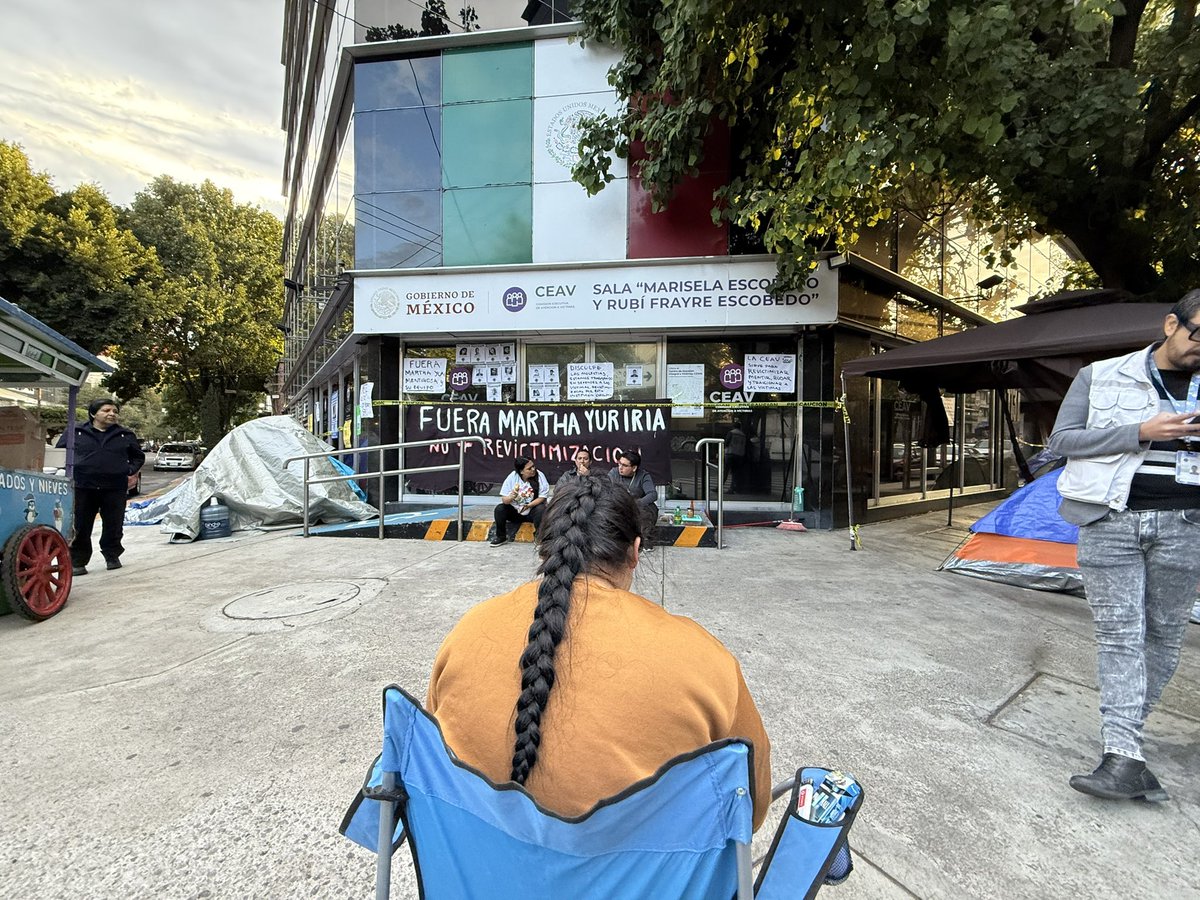 #Dia14 en #PlantónPermanente y pacífico en <a href="/CEAVmex/">CEAV</a>. 
Resisten los vientos pero más la fuerza de los corazones que no cederemos. #FueraYuriria <a href="/rosaicela_/">Rosa Icela Rodríguez Velázquez</a> <a href="/arturomedinap/">Arturo Medina</a> <a href="/elfroyenciso/">Froylan Enciso</a> <a href="/Claudiashein/">Claudia Sheinbaum Pardo</a> . Aquí nos quedamos el tiempo necesario <a href="/CNDH/">CNDH en México</a> <a href="/ONUDHmexico/">ONU-DH México</a> <a href="/ONU_es/">Naciones Unidas</a> <a href="/ONUMujeresMX/">ONU Mujeres México</a>