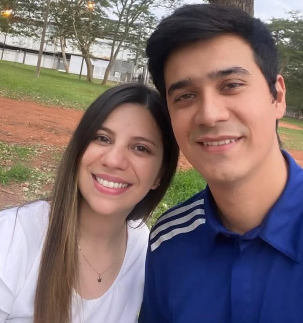 Yo con mi hermano frente a mamá