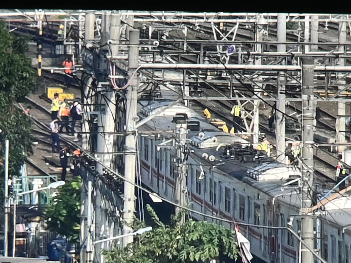 ボゴール線ジャカルタコタ駅手前で203系脱線してるんだが？？？？？？？