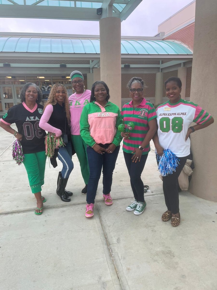 Newton_High's tweet image. Happy First Day of school at #OneRamWay Thank you to our amazing community of The Divine 9 welcoming our amazing students! #alphaphialphafraternityinc 
Alpha Kappa Alpha - Chi Tau Omega Chapter Covington Area Alumnae Chapter of Delta Sigma Theta Sorority Inc. 
 🖤💛🩷💚❤️🤍💜💛