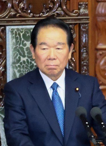 写真は亭主より前を歩く石破首相夫人。
｢この人、重役令嬢にしては品が無いな｣と思っててん。調べたら、父上は昭和電工勤務❗A西の手先💧

衆院議長の額賀もA西の親戚❗

S田家&amp;A西家は婚姻を通じ政財界を牛耳ってる。
…私は皿婆を｢所詮戦後成金の娘｣と侮っていたが、想像以上に恐ろしい奴だ😨
