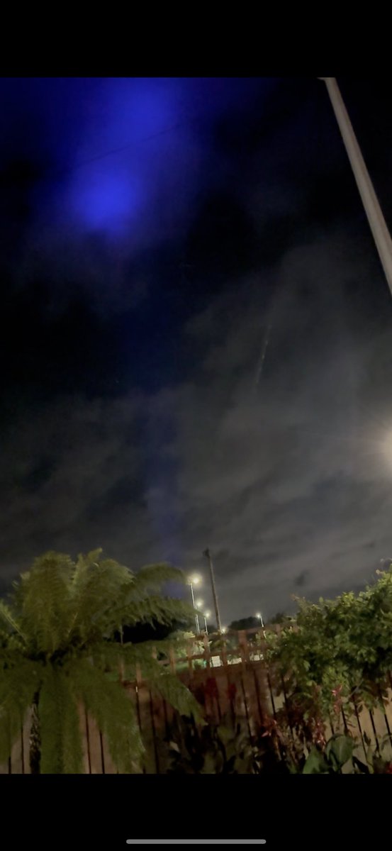 2am and the uk sky decides to turn blue and start … never witnessed anything quite like it… 

#ukweather #StormFloris #skylight #Uksky