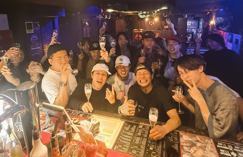 本日！
KOOPA 喰吐× R-LOUNGE presents.
【R 7F CYPHER】🔥🎤

OPEN 18:00〜22:30. 
ALL WELCOME!!

夕方から皆んなとサイファーやってます！
気楽に楽しくラップしましょう！

オレは明日誕生日の為バイブス高めです✊