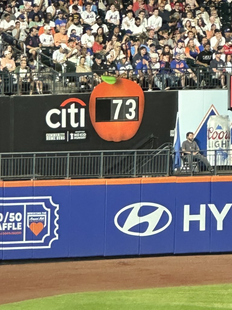 heartrategal's tweet photo. @Mets @SNY_Mets help! Please fix the 3, it’s upside down!! xoxo girl with OCD https://t.co/wEYOIQYzWL