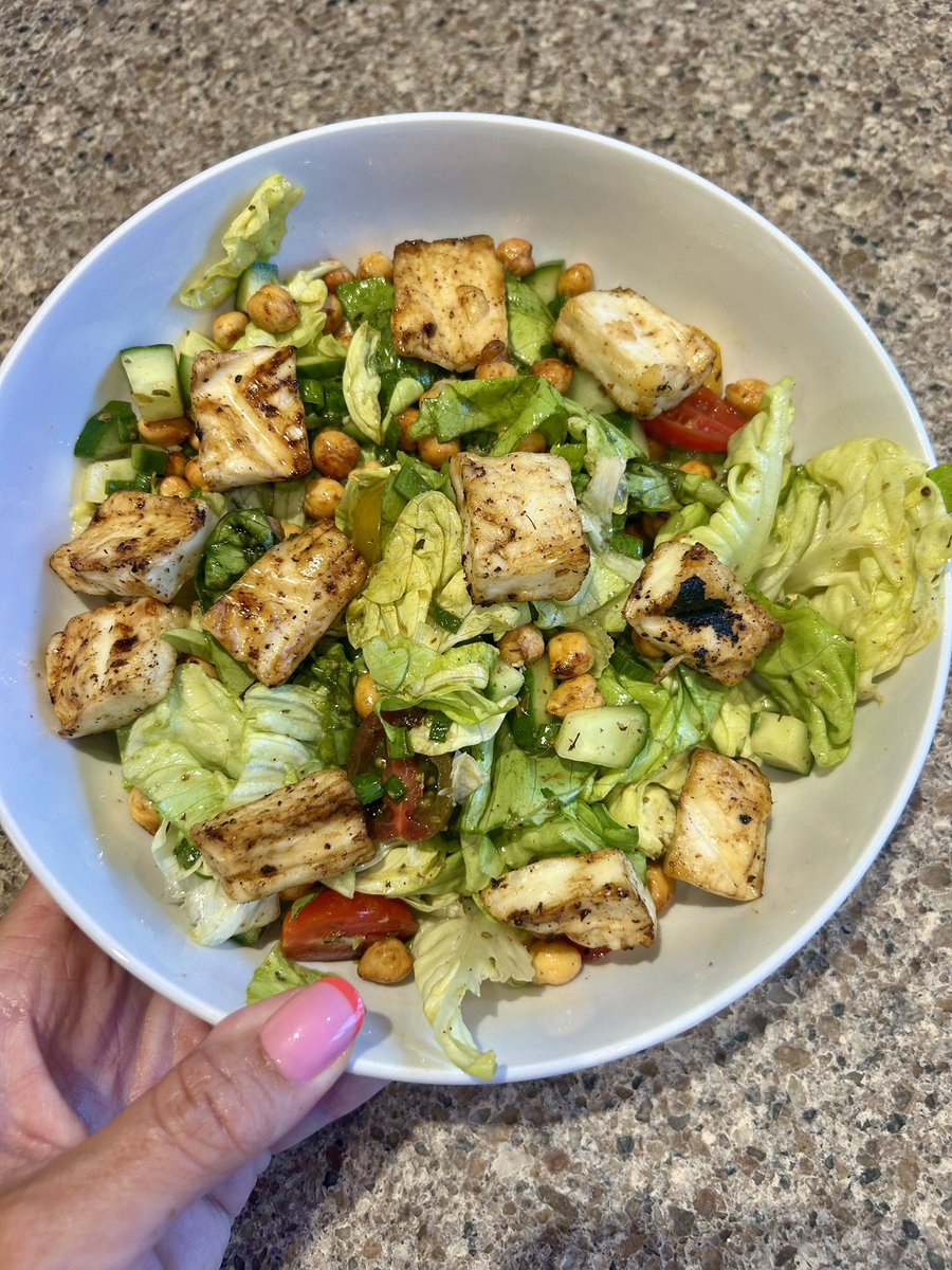 StitchyBetsy's tweet image. Big Green Salad with chickpeas and halloumi from @Skinnytaste Air Fryer Dinner Cookbook! #meatlessmonday #twittersupperclub