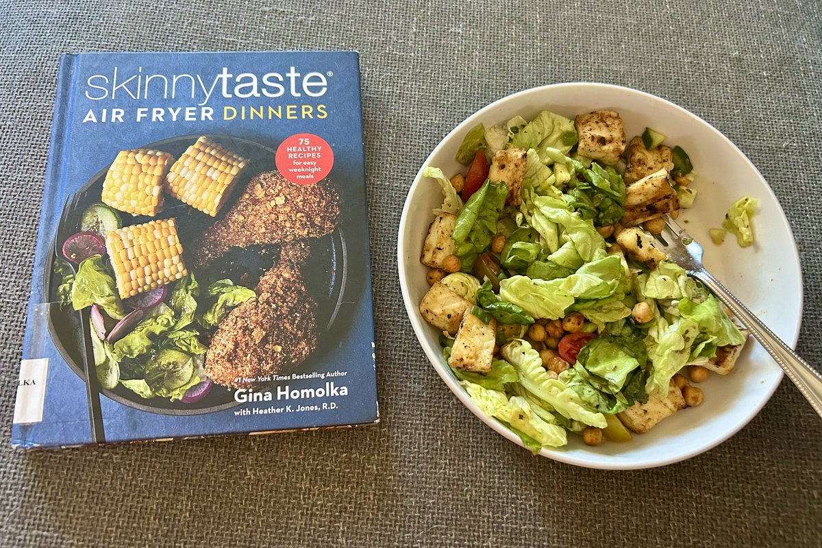 StitchyBetsy's tweet image. Big Green Salad with chickpeas and halloumi from @Skinnytaste Air Fryer Dinner Cookbook! #meatlessmonday #twittersupperclub