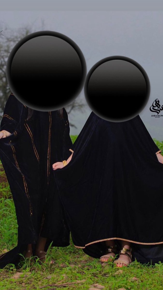 اتقوا الله يا امهات ويا آباء ظفار،

اطفالكم وبالاخص البنات لا تجعلوا منهن تماثيل للاستعراض والتصوير،
اذا كان الامر يتعلق بالموروث الشعبي فهناك اماكن تختص بمثل هذه الفعاليات مع حفظ طفولة البنت وكرامتها،
ولكن ان يصل الامر بوضعهن في المطارات لاستقبال بعض العينات التافهه او بوضعهن