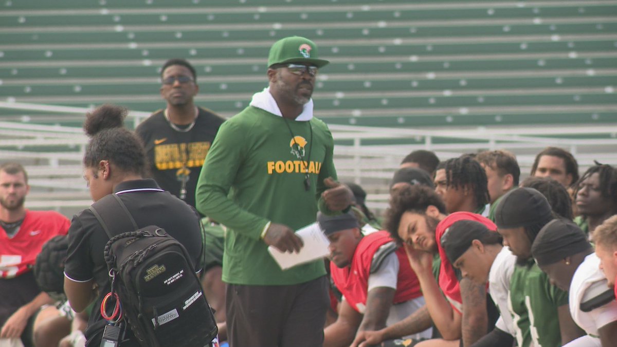 Brian Smith 13News Now (@13briansmith) on Twitter photo .#ICYMI: New era begins: Michael Vick leads energetic Norfolk State squad into fall camp. <a href="/13NewsNow/">13News Now</a> <a href="/NorfolkStateFB/">Norfolk State Football 🔰</a> <a href="/MichaelVick/">Michael Vick</a> 🏈🏈🏈
13newsnow.com/article/sports… .#ICYMI: New era begins: Michael Vick leads energetic Norfolk State squad into fall camp. <a href="/13NewsNow/">13News Now</a> <a href="/NorfolkStateFB/">Norfolk State Football 🔰</a> <a href="/MichaelVick/">Michael Vick</a> 🏈🏈🏈
13newsnow.com/article/sports…