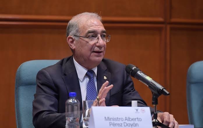 CONOZCALO ! Si es que no lo ubica ya. El es el ministro Perez Dayan que traicionó a una generación entera de juristas y a todo el país dando el voto crítico que destruyó el poder judicial, a favor de una mal llamada reforma judicial y con eso acabaron con la republica. Ya lo