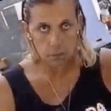 a menina no tik tok tentando convencer alguém de que um fone de ouvido de 35 reais é melhor que um original da jbl