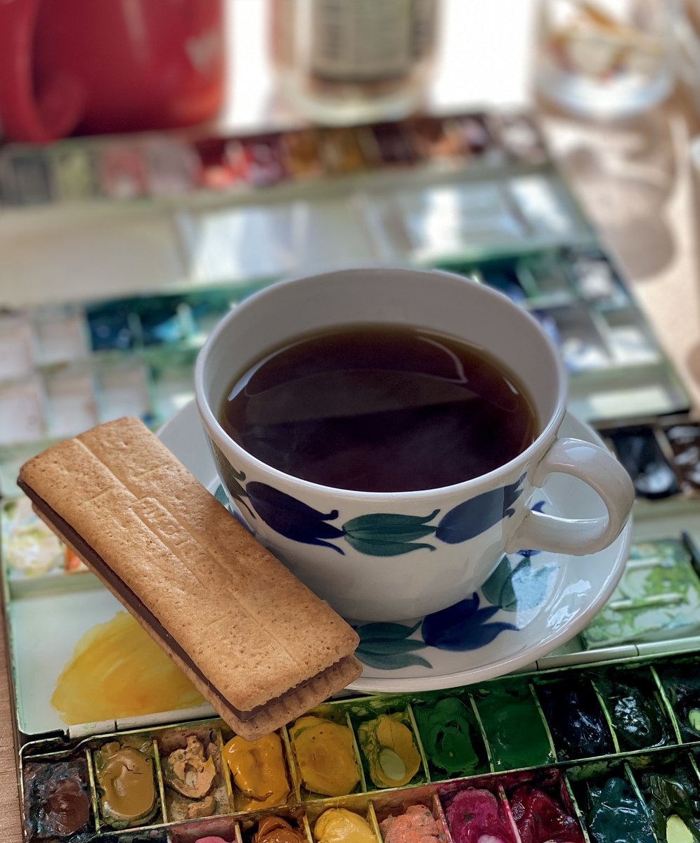 ㅎㅏ..다음에(도대체 언제쯤) 다시 책상 세팅할땐 절대 창가쪽으로 하지 말아야지. 자연광 그거 사진 찍을때나 예쁘지 눈을 작살내기 때문에 작업 내내 블라인드 치고 스탠드 킴. 가뜩이나 좁은데 전면을 활용할 수 없음. 아아 작업도구들 다 늘어놓고 쓰고싶다. 넣었다 뺐다 너저분 맥스..