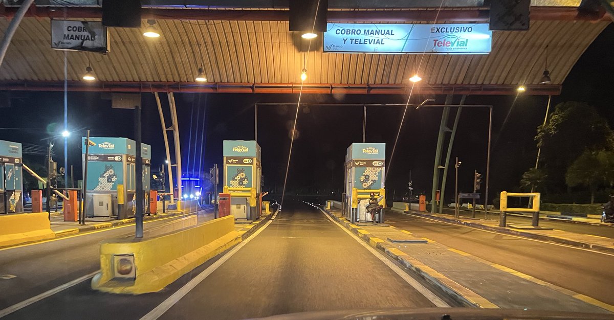Desde hoy, nuevamente se suspendió el cobro de peaje en la estación ubicada en la vía Portoviejo Montecristi, esto luego de que el Ministerio de Obras Públicas ganó una acción contra la Prefectura de Manabi para revertir la delegación de esta vía. 
La prefectura apelará.