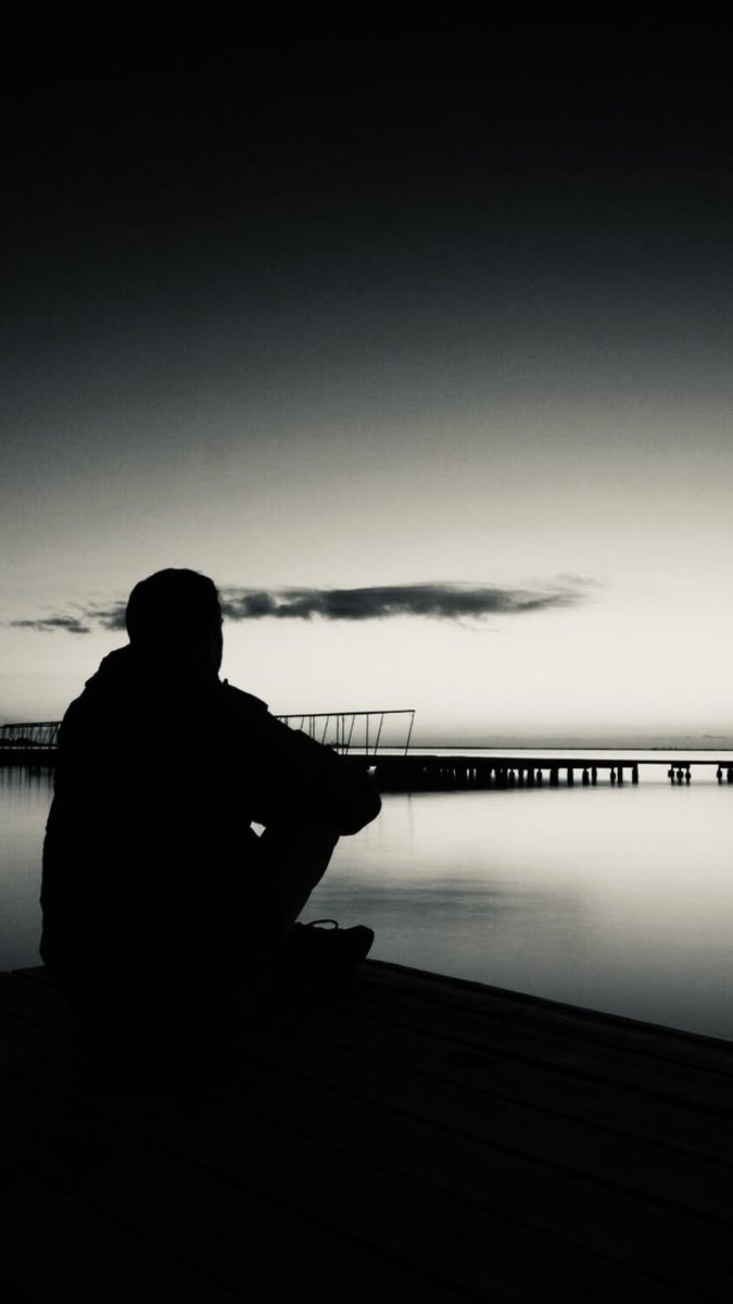Sombras imaginarias
vienen por el camino imaginario
entonando canciones imaginarias
a la muerte del sol imaginario.

El hombre imaginario.
Nicanor Parra ✍️