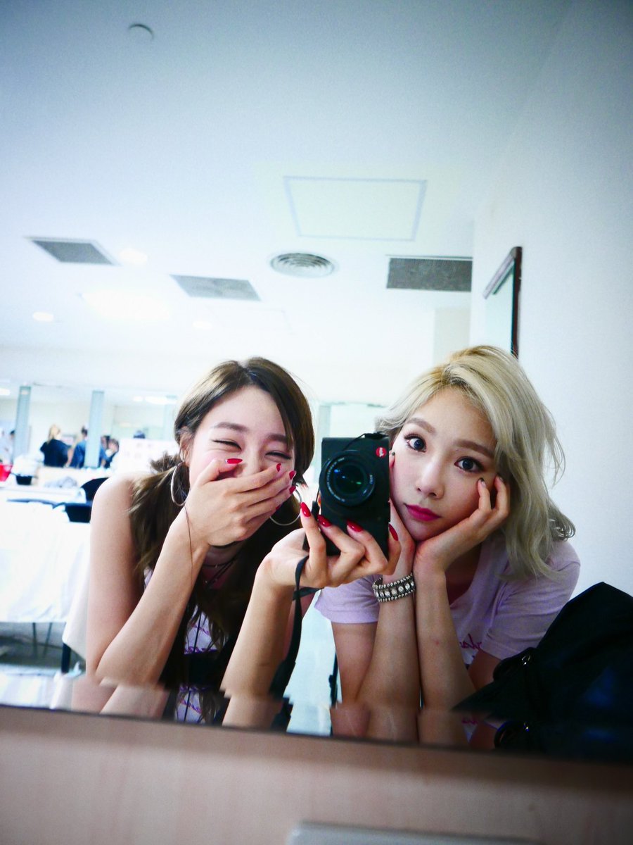 kinderlola's tweet image. Taeyeon posting birthday greetings for Tiffany and included this photo ..
Remember Tiffany’s wallpaper from way, wayyyy back? 

Aahhhhhhh 😍🥰💕