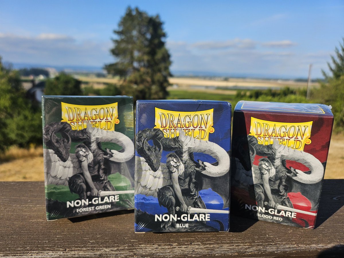 Extremely stoked to test out this new line of #gifted <a href="/DragonShield_/">Dragon Shield</a> sleeves!!!

NON-GLARE Forest Green, Blue, and Blood Red available August 8th. 

💚💙❤️