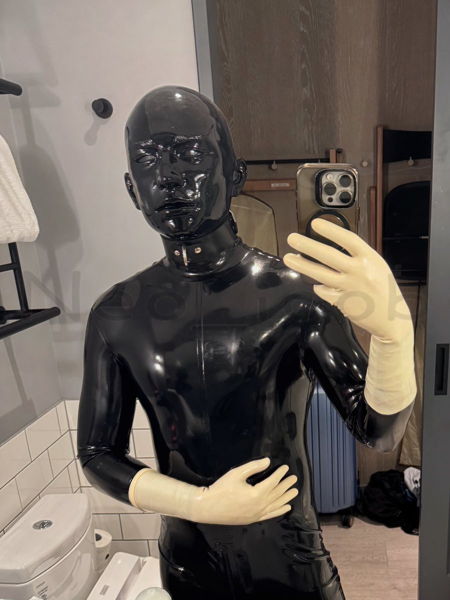 表情比較沈重的膠偶😂
#rubber #latex #siliconemask