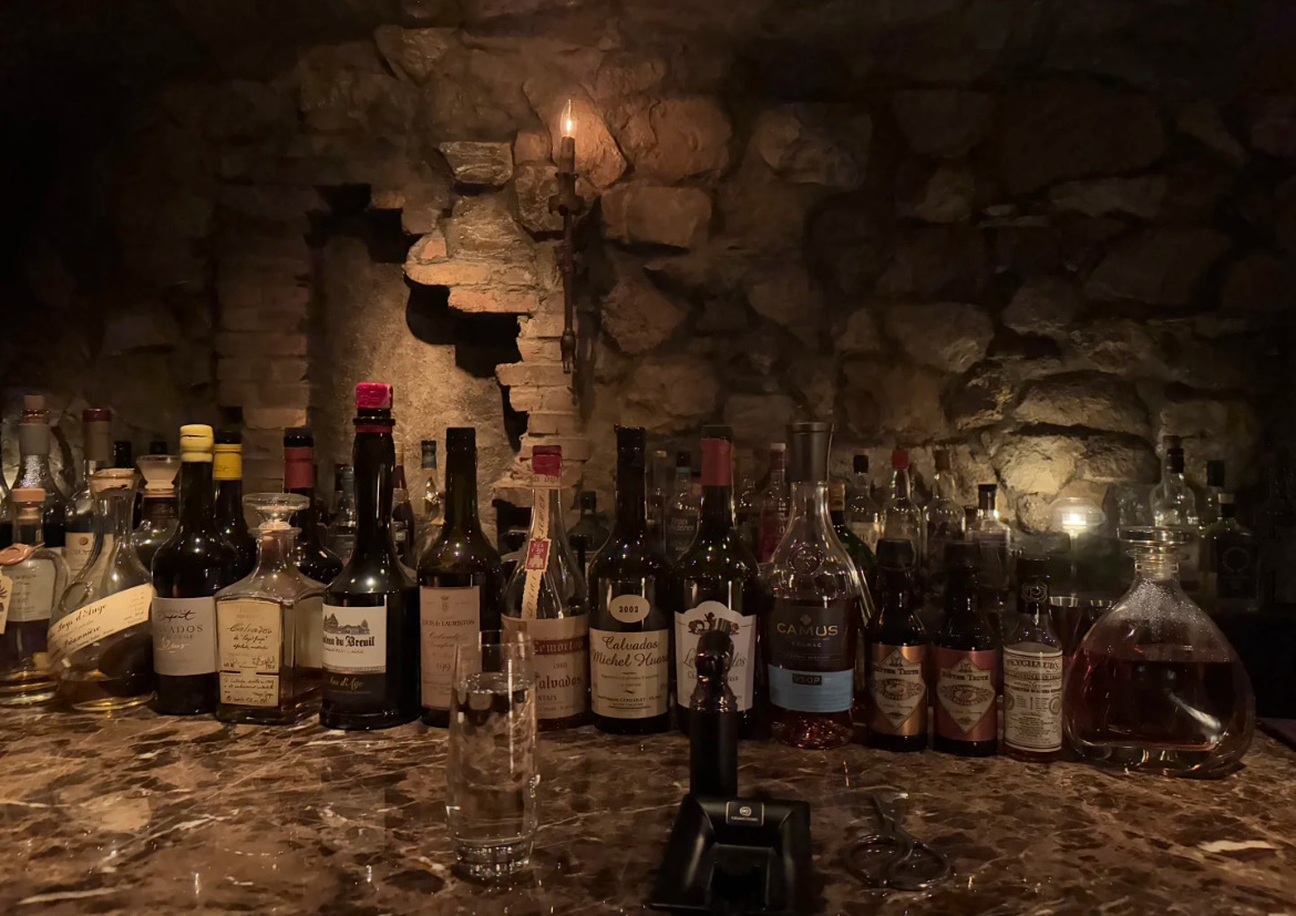 zizipho09322119's tweet image. With glass in hand, I am both the audience and the painter of my inner world.#goblet