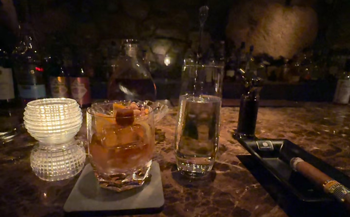 zizipho09322119's tweet image. With glass in hand, I am both the audience and the painter of my inner world.#goblet