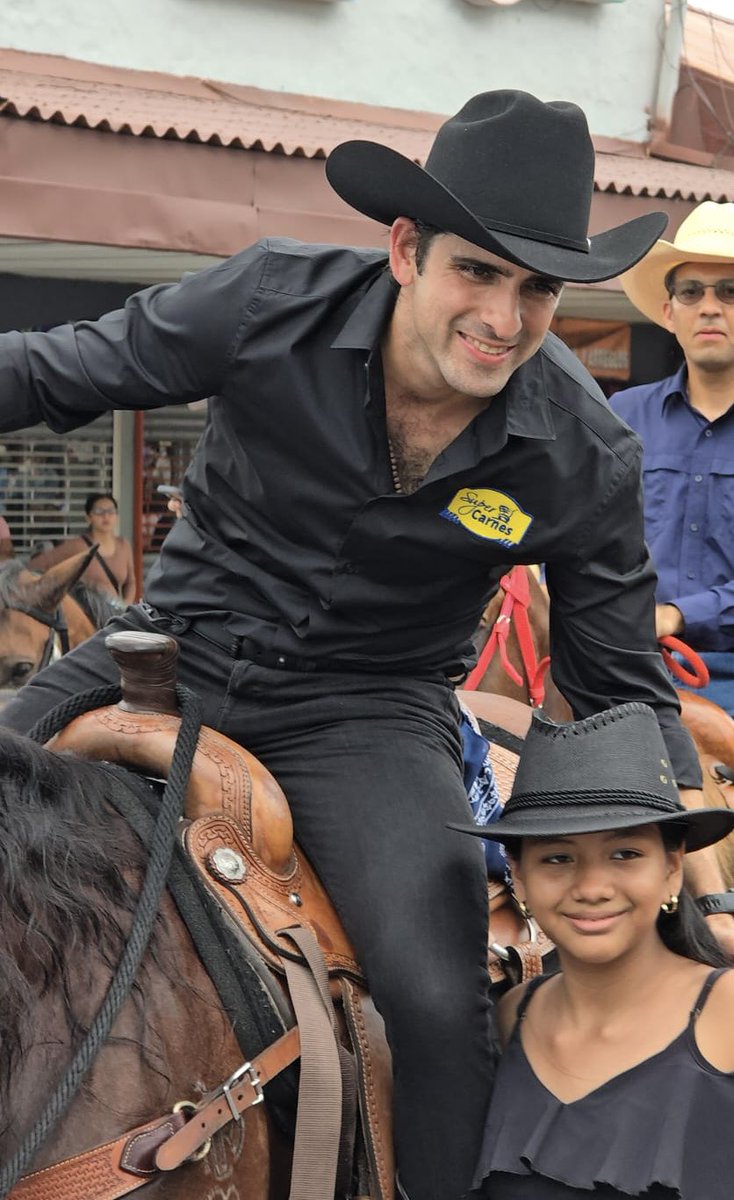 Tuve el honor de ser abanderado en las Patronales 2025, y vivir algo histórico: una mega cabalgata con más de 6 mil caballos. Con orgullo y fe, impulsamos el turismo cultural y la economía local a través de nuestras tradiciones. Gracias a todos los que lo hicieron posible y que