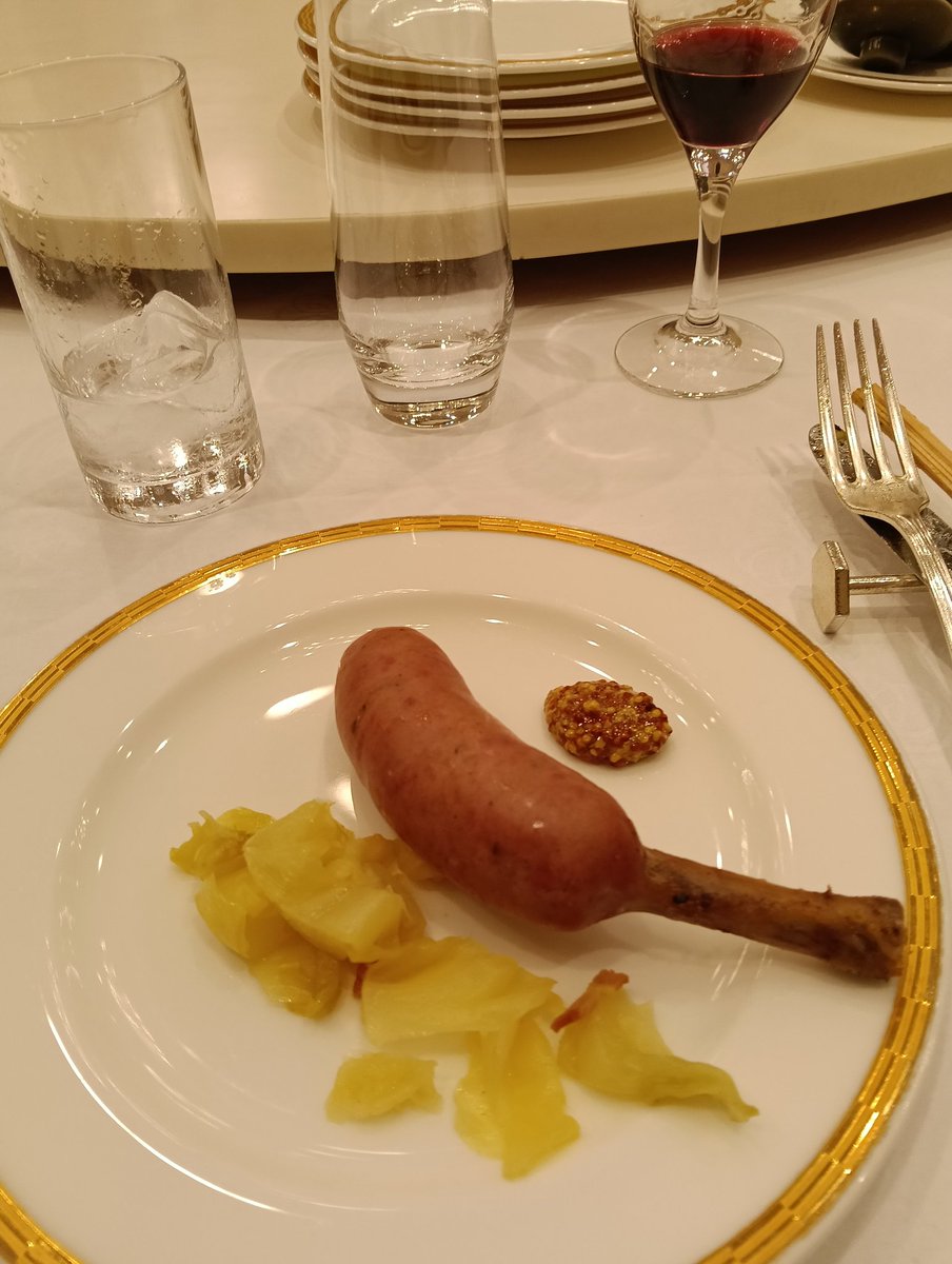 京都駅近くのホテルでゆかたまつり。
お上品に骨付きソーセージに粒マスタードちょっぴり。