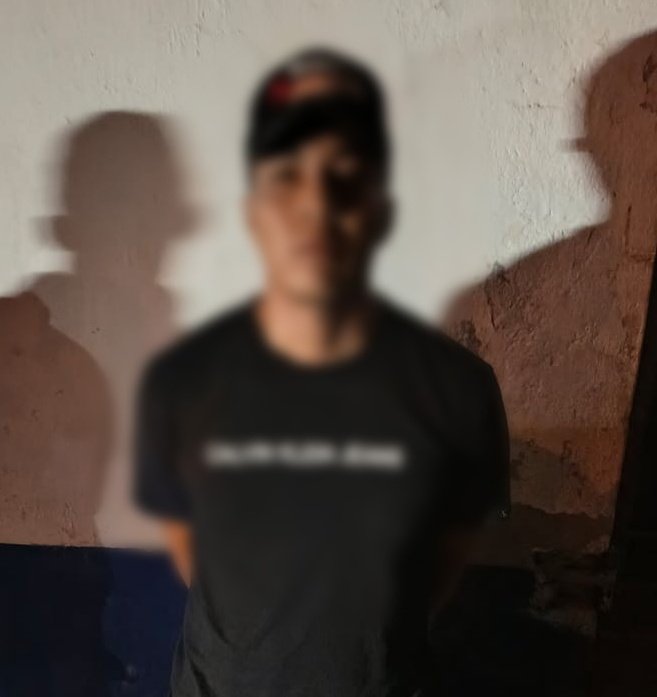 PoliciaEcuador's tweet photo. #IMPORTANTE ||

DOS PRESUNTOS EXTORSIONADORES APREHENDIDOS DEL GAO “LOS CHONEROS”

Ante la alerta del #ECU911, aprehendimos a dos sujetos, presuntos implicados en el delito de extorsión al interior de un mercado en Huaquillas, #ElOro.

👉Los antisociales fueron reconocidos por las víctimas y pertenecerían al GAO “Los Choneros”.

Indicios:
-Dinero en efectivo
-01 teléfono celular
-01 cargador portátil
-01 canguro
-01 motocicleta

#PolicíaEcuador
#ServirYProtegerConFirmeza