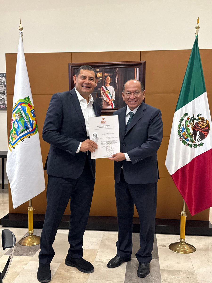 Con orgullo felicito a <a href="/aguilar_pala_S/">Samuel Aguilar Pala</a>, secretario de <a href="/Segob_Puebla/">SEGOB Puebla</a>, por su segundo título profesional, ahora como Licenciado en Administración y Ciencias Políticas. ⭐️📃

📖 La preparación constante es clave para servir con excelencia, y este logro refleja su compromiso con