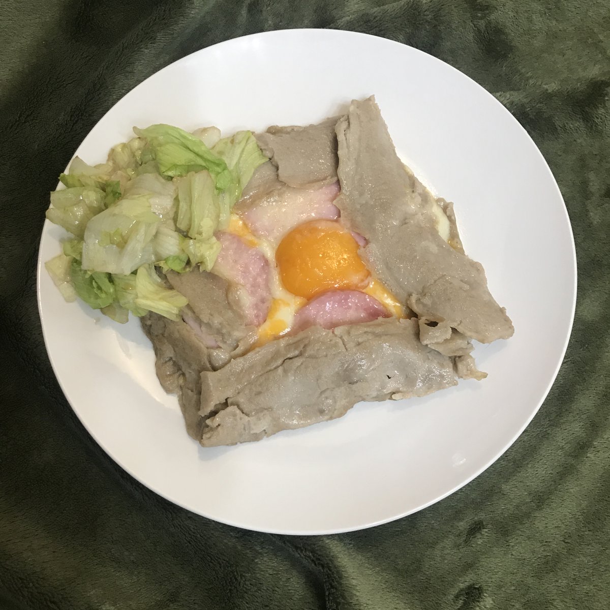 onesscripter's tweet image. そば粉のガレットを作ってみました。どうしても見た目がいまいちになるのですが、そのくらい柔らかいほうがナイフで切りやすくて食べやすかったりもします。結局ハムとチーズと卵が美味しくてそば粉はまあ低GIだからありがたいだけかも?因みに卵は得意なのでかなり綺麗だと思ってます