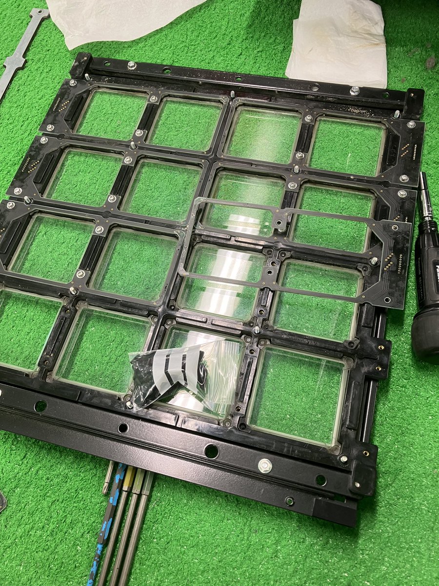 埼玉県内某ゲーコーナーで久しぶりにコナミjubeat（旧筐体）のコンタクトラバー交換。
全64個。面倒くさい…。しかもかなり汚い(TT)。全部掃除しながらやってたら２時間以上かかったし。しかし！全ボタン正常に反応するようになった👍