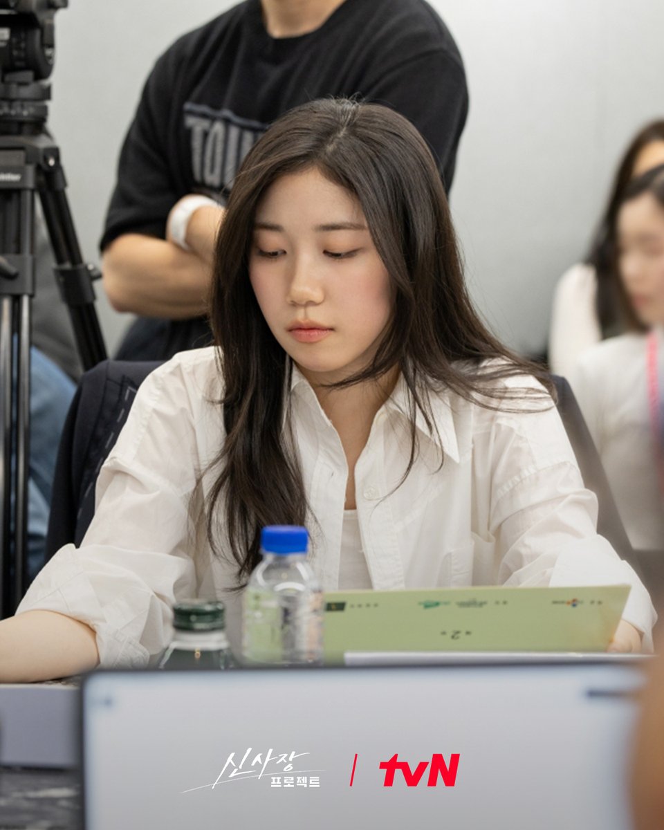 <신사장 프로젝트> 대본리딩 현장 공개📁
막힌 속 뻥 뚫는 유쾌X상쾌X통쾌한 동네 분쟁 해결 히어로즈!

치킨의 신과 신입 판사, MZ 배달요원이 
선사하는 속 시원한 사이다 협상극🥤💨

<신사장 프로젝트>
9월 첫 방송 | tvN

#tvN #신사장프로젝트 #ShinsProject
#한석규 #배현성 #이레
#같이달려tvN