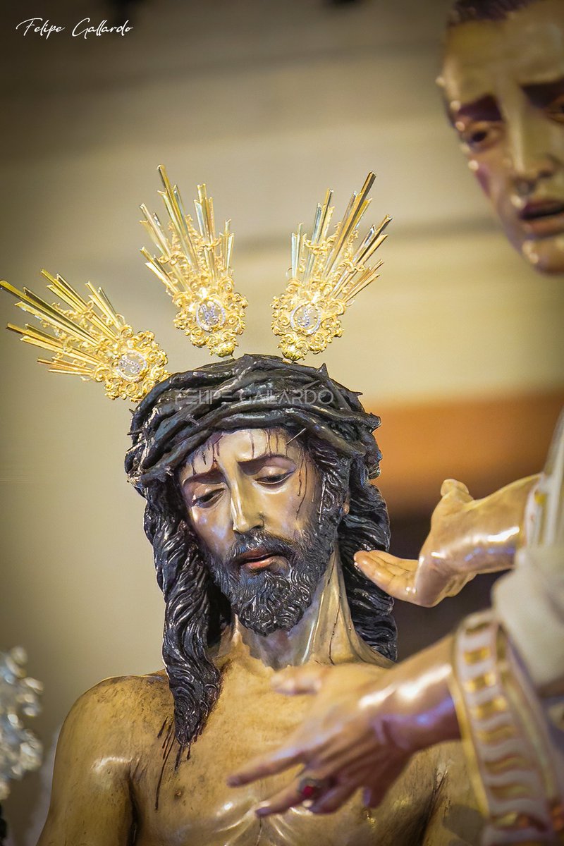 Me faltó esa última chicotá,
Verte llegar a la calzá,
Entre la gente besarte,
En mi último rezo llevarte,
Te fuiste con las manos atadas,
Con la cera derramada,
Me quedé en la espera,
De volver a estar a tu vera,
De una última saeta,
De un último llanto de tus trompetas.