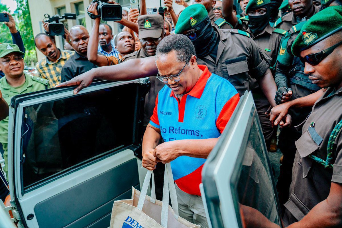 Chriss fundi CDM (@chrissfundi) on Twitter photo Tunajivunia kuwa na mwenyekiti anayeogopwa na utawala. <a href="/TunduALissu/">Tundu Antiphas Lissu</a> siyo mhaini. Tunajivunia kuwa na mwenyekiti anayeogopwa na utawala. <a href="/TunduALissu/">Tundu Antiphas Lissu</a> siyo mhaini.