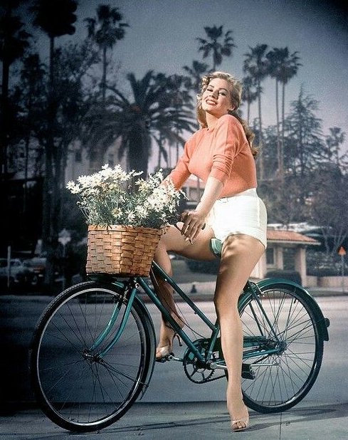 Pedaling with Miss Bellucci or Miss Ekberg?