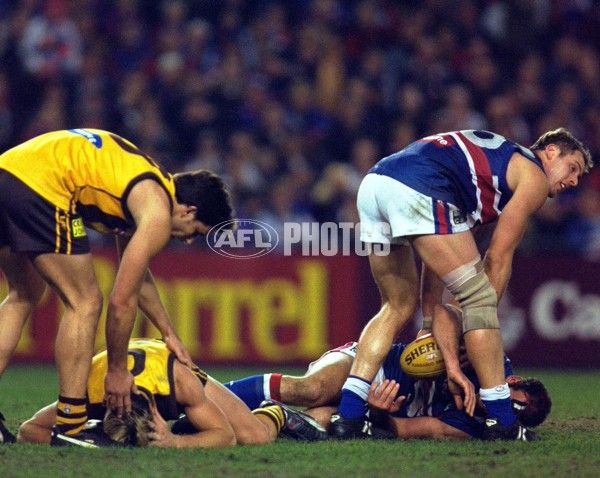 WBulldogs2006's tweet image. GALLERY (ROUND 22): @StevenKretiuk &amp;amp; Matthew Croft during the @westernbulldogs' 15-point loss to @HawthornFC at Colonial Stadium last night - printed in @theage this morning. #AFLDogsHawks 🐶 🦅 📸 🏟️ ⚓ 🗓️ 🌙 🗞️ 🌇