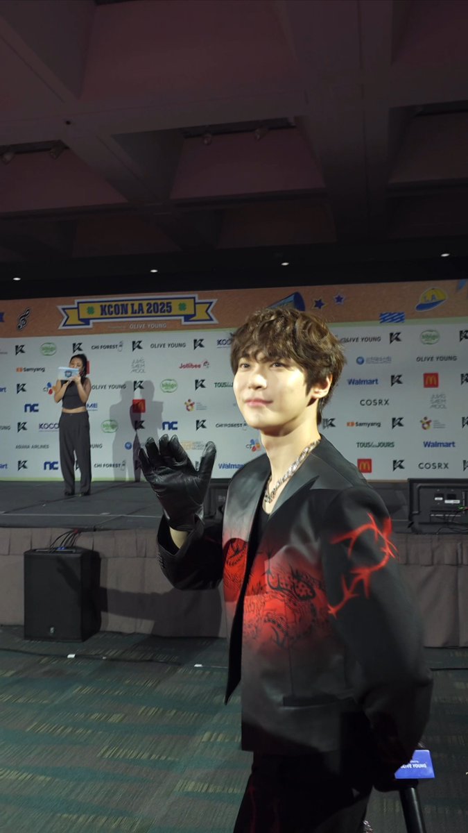 switchityeop's tweet image. I&apos;m still in shock I was this close to doyoung and lived to talk about it